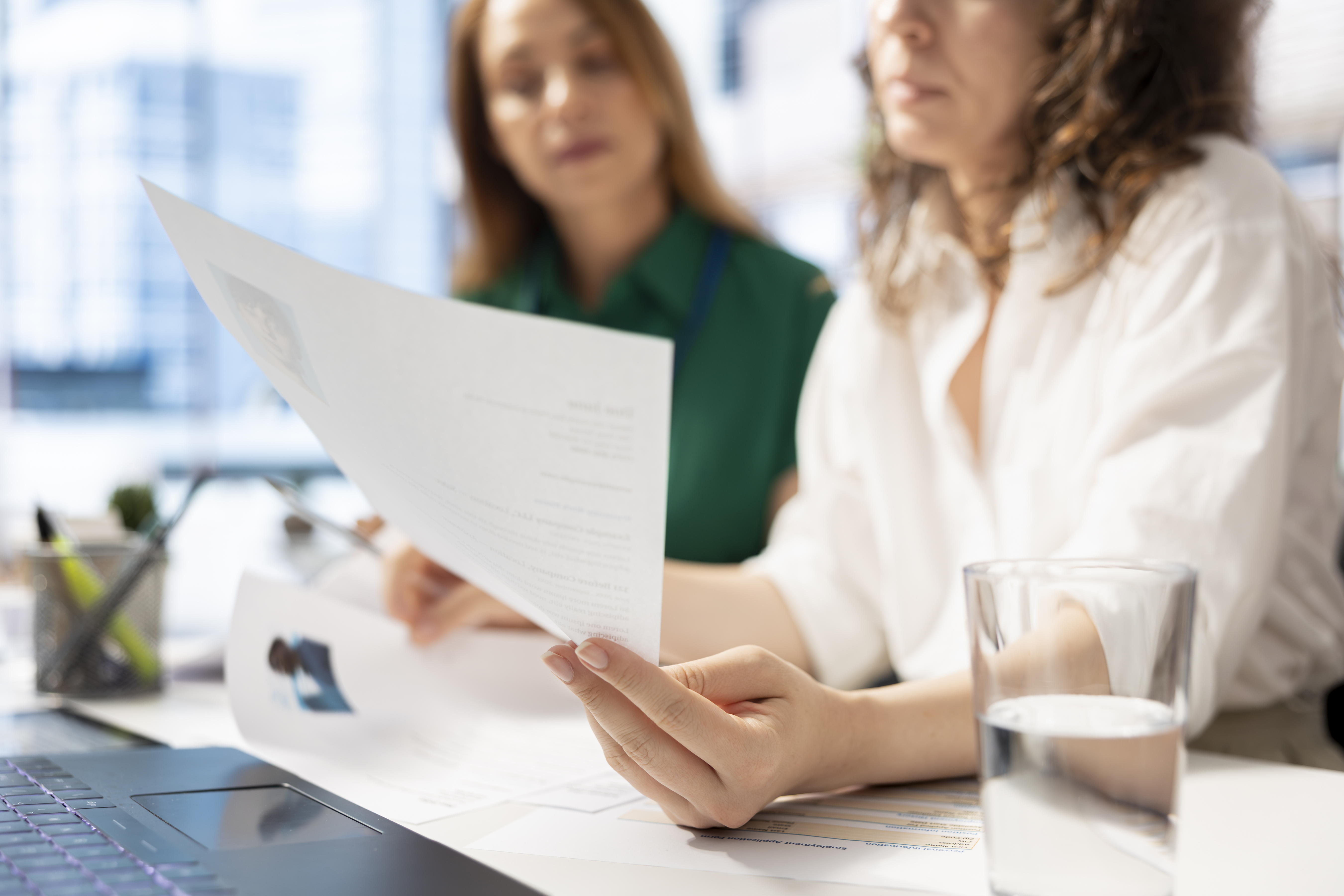 Recruiters-browsing-resumes-evaluating-applicants 12-25